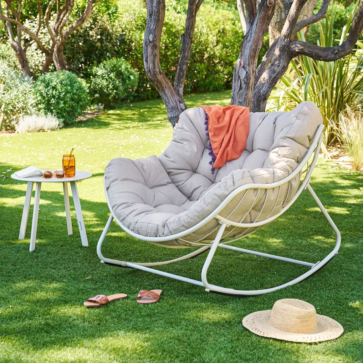 Ensemble fauteuil bascule PAOPAO + table d’appoint SAONA Argile