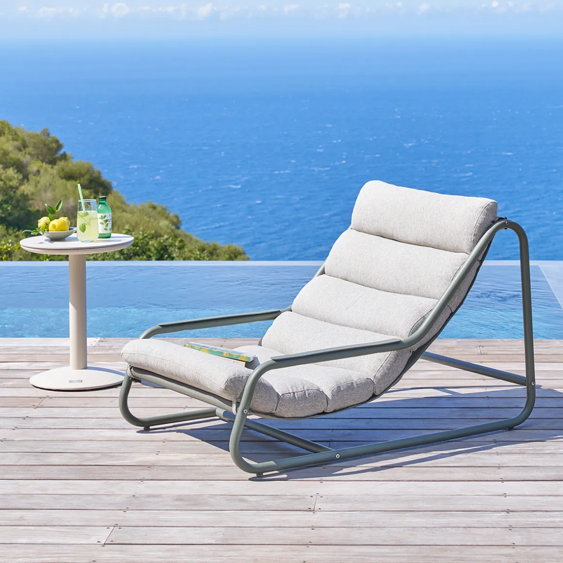 Ensemble fauteuil CELESTAM + table d’appoint SOLETIA Laurier