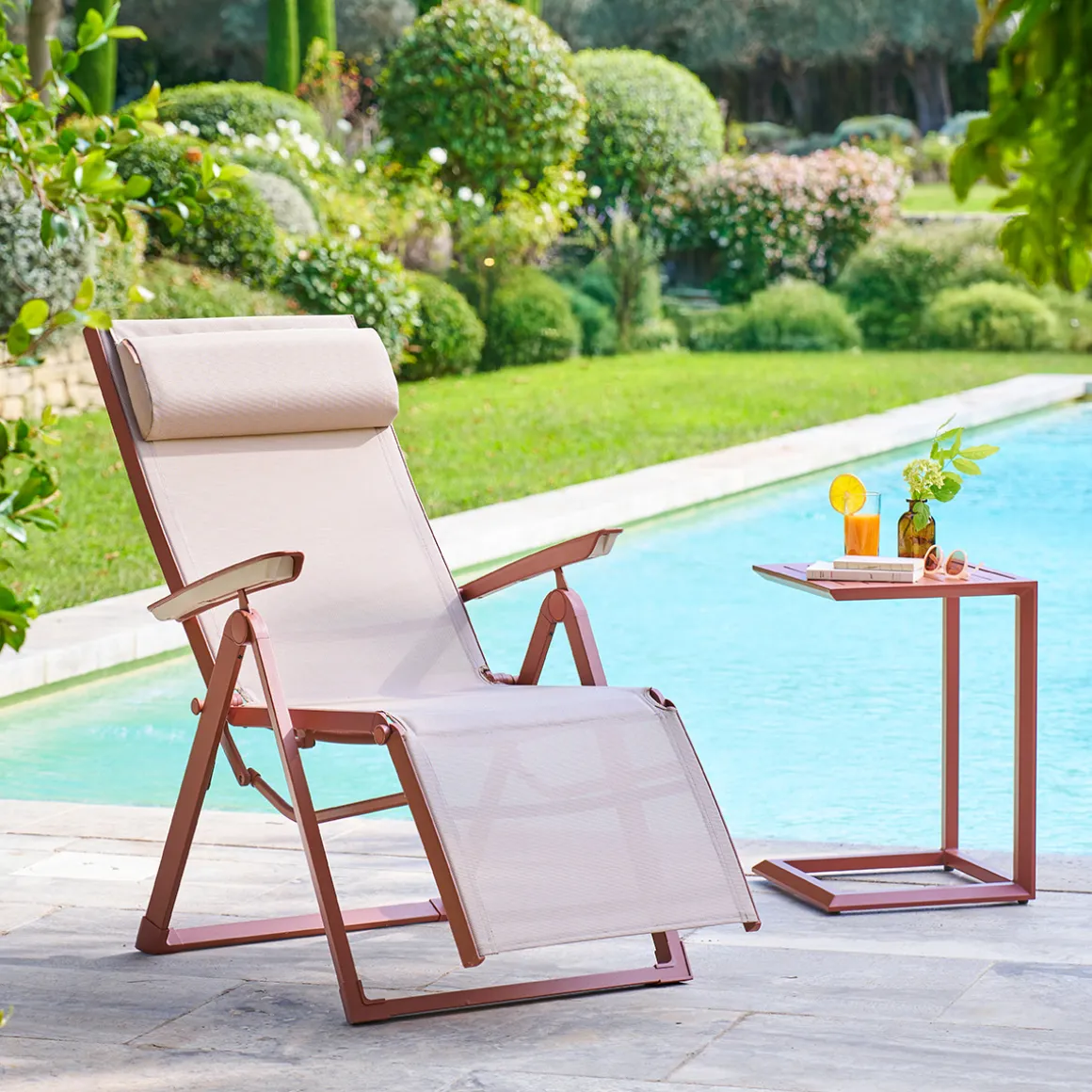 Ensemble fauteuil DECIMA + table d’appoint EVASION Acajou