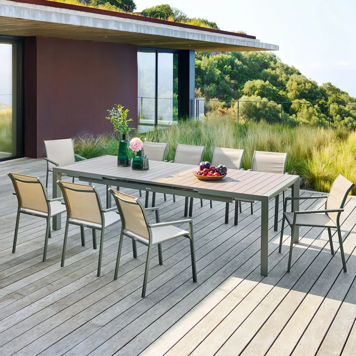 Ensemble table de jardin automatique EVASION + 10 fauteuils ESSENTIA Lin & Laurier