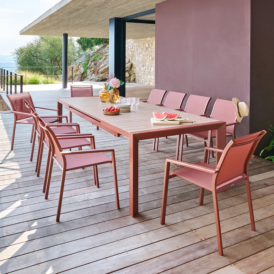 Ensemble table de jardin automatique EVASION + 10 fauteuils ESSENTIA Miel & Acajou