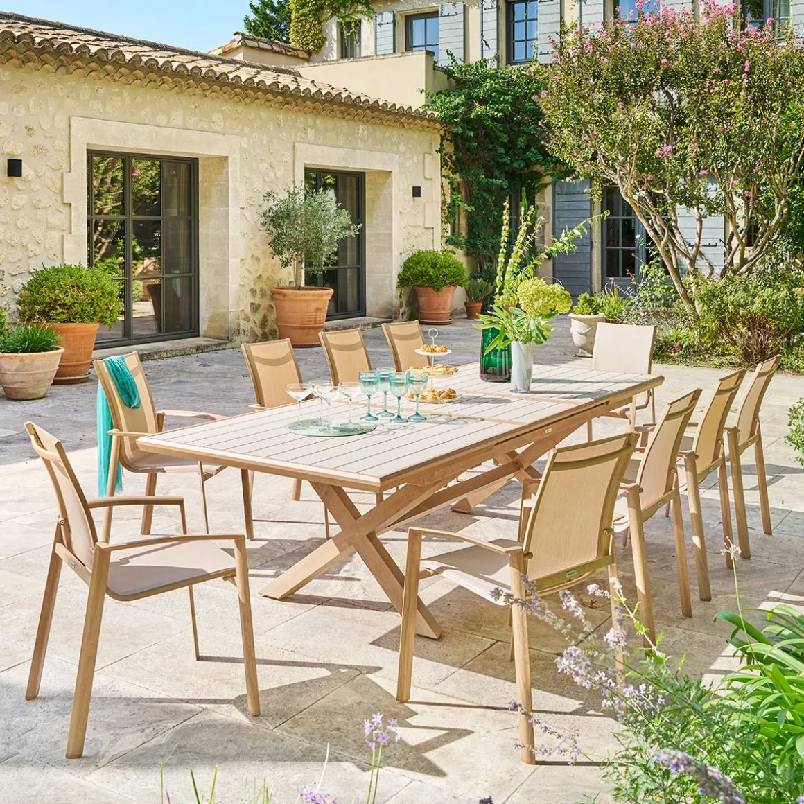 Ensemble table de jardin extensible AXIOME + 10 fauteuils AXANT Argile