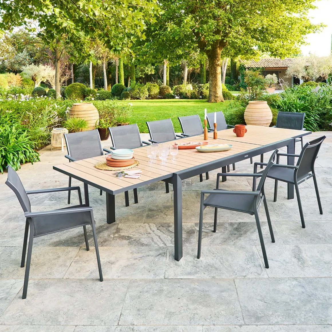 Ensemble table de jardin extensible EVASION + 12 fauteuils ESSENTIA Miel & Graphite