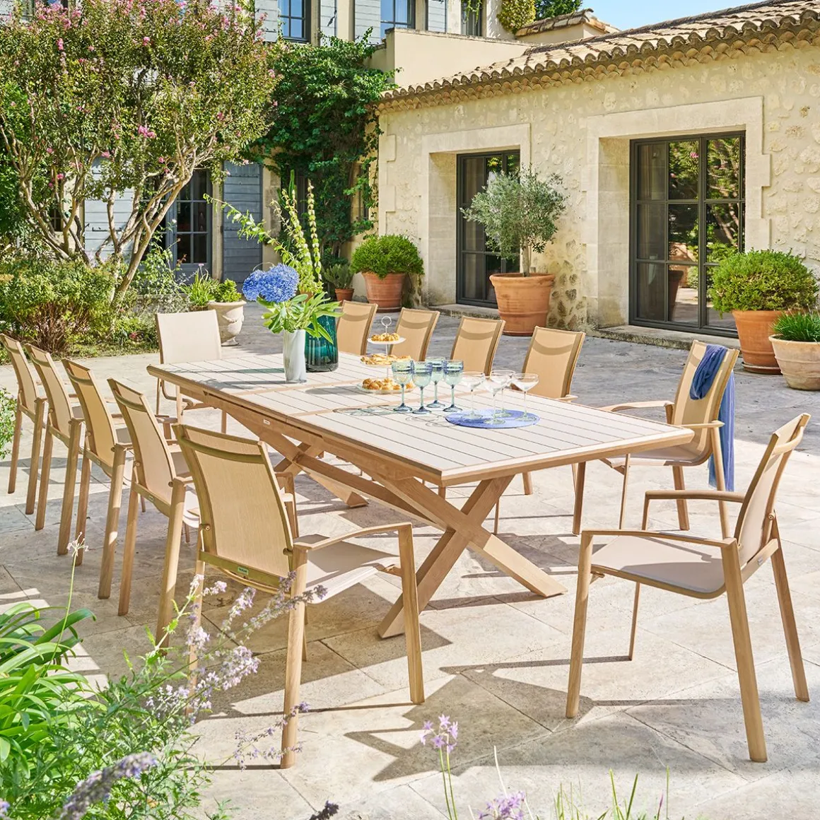 Ensemble table de jardin extensible AXIOME + 12 fauteuils AXANT Argile