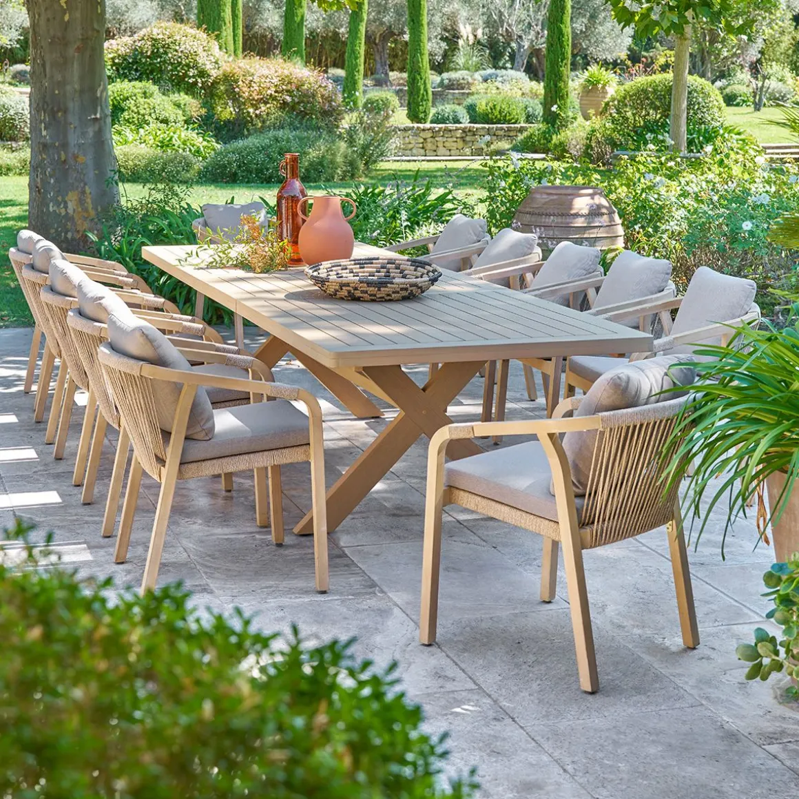 Ensemble table de jardin extensible XENIA + 12 fauteuils PAPOUASIE Eucalyptus
