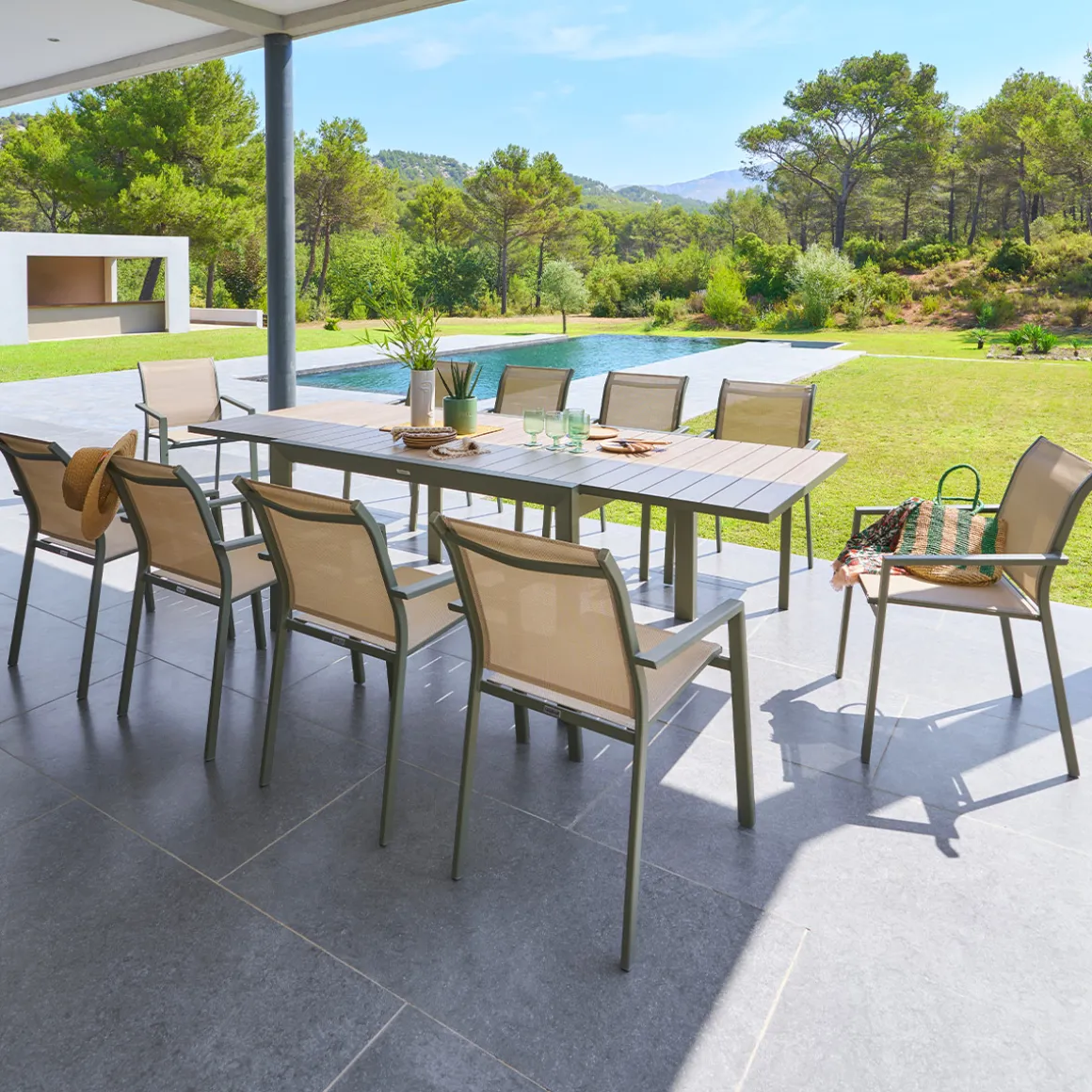 Ensemble table de jardin extensible ÉVASION + 10 fauteuils empilables ESSENTIA Laurier & Lin