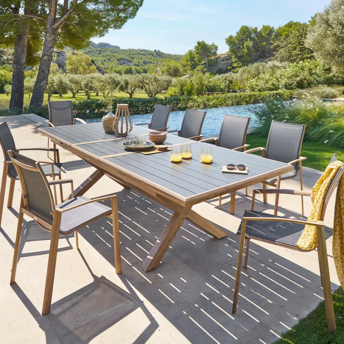Ensemble table de jardin extensible AXIOME Honey & Graphite + 10 fauteuils empilables AXANT