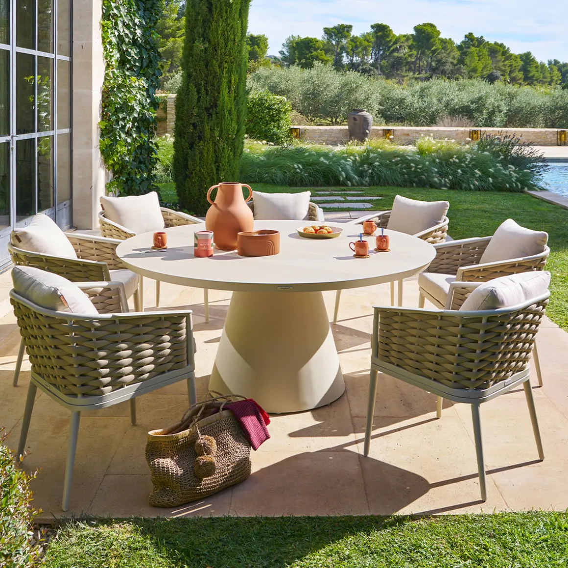 Ensemble table de jardin + 8 fauteuils empilables YCONIA Argile