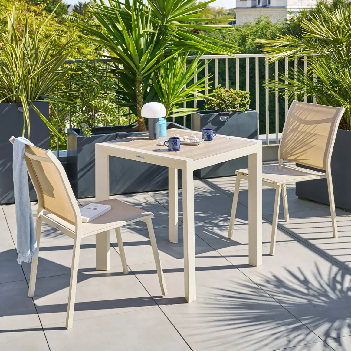 Ensemble table de jardin ÉVASION + 2 chaises empilables ESSENTIA Lin & Argile