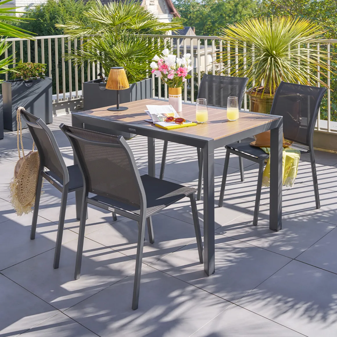 Ensemble table de jardin ÉVASION + 4 chaises empilables ESSENTIA Graphite