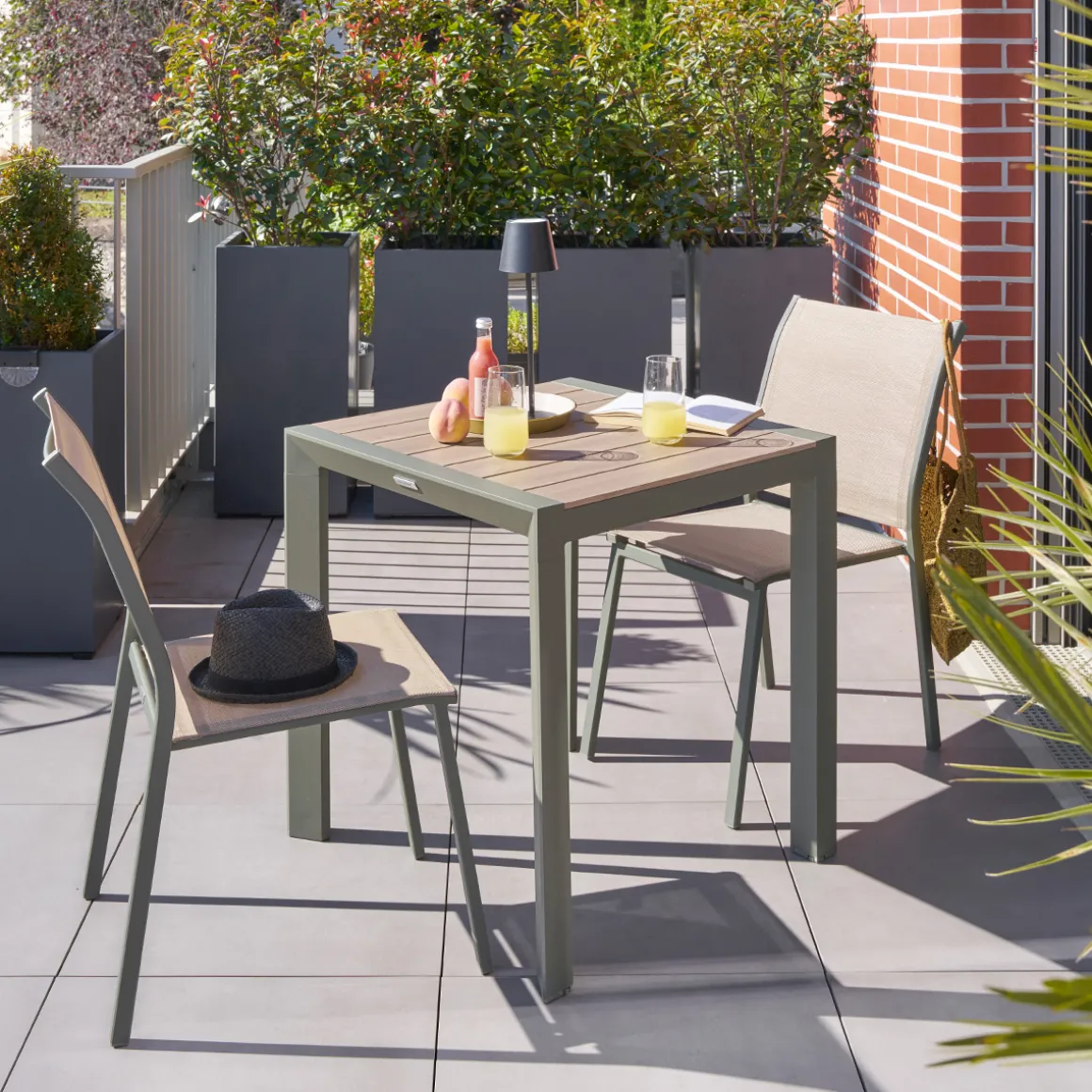 Ensemble table de jardin ÉVASION + 2 chaises empilables ESSENTIA Lin & Laurier