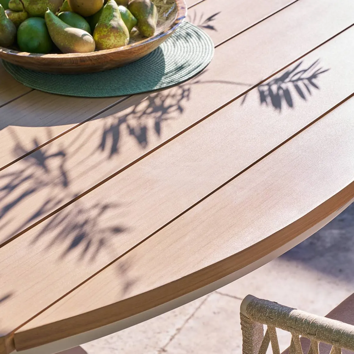 Table de jardin ronde ORACLION Effet bois noix / Argile