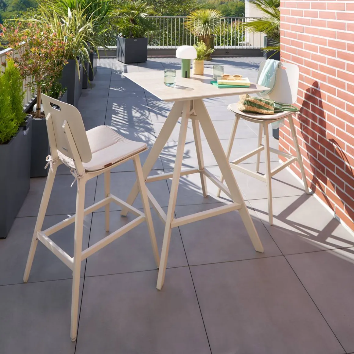 Table haute de jardin carrée TERZANO Vanille & Argile